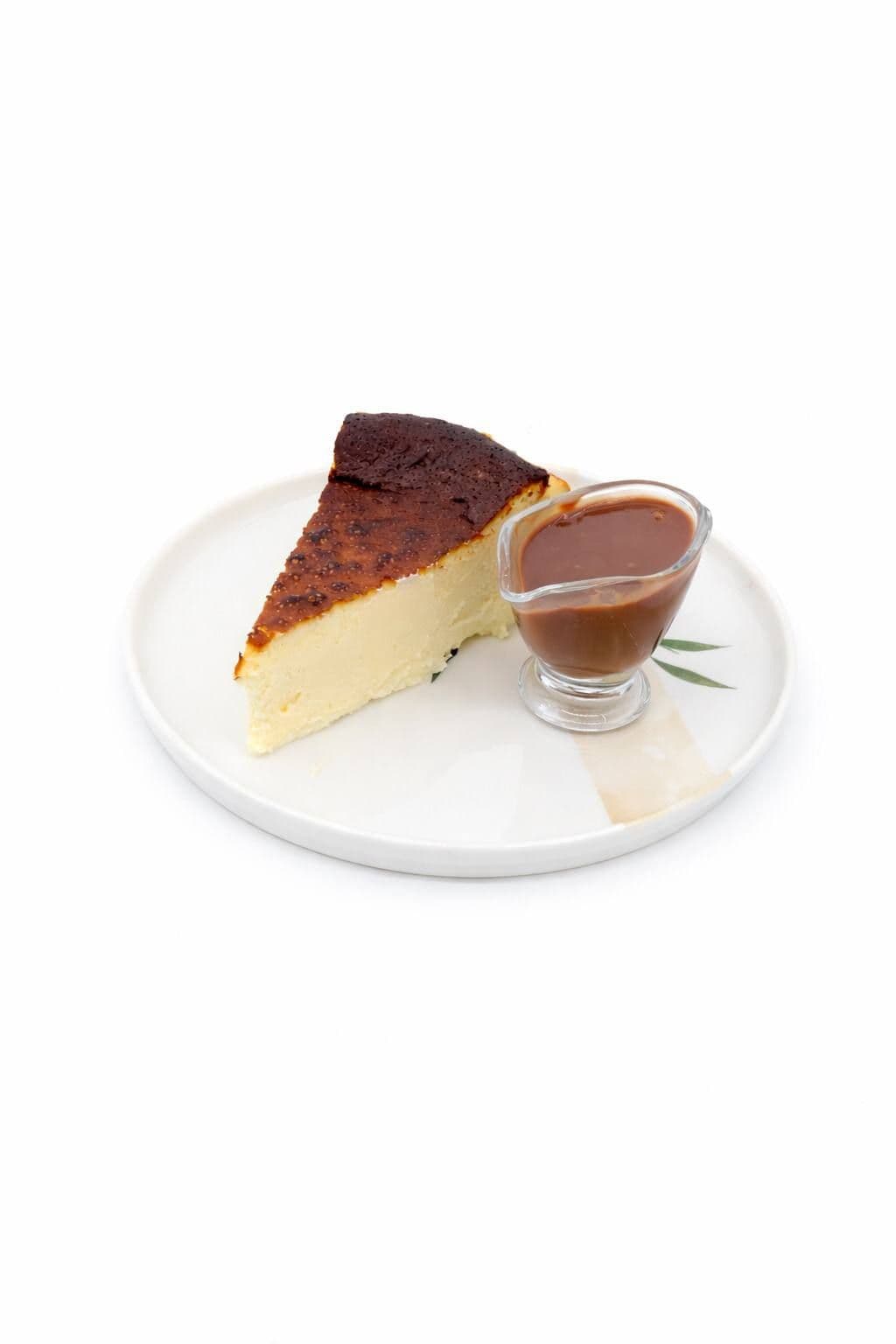 San Sebastian Cheesecake (Çikolata Sosu ile)